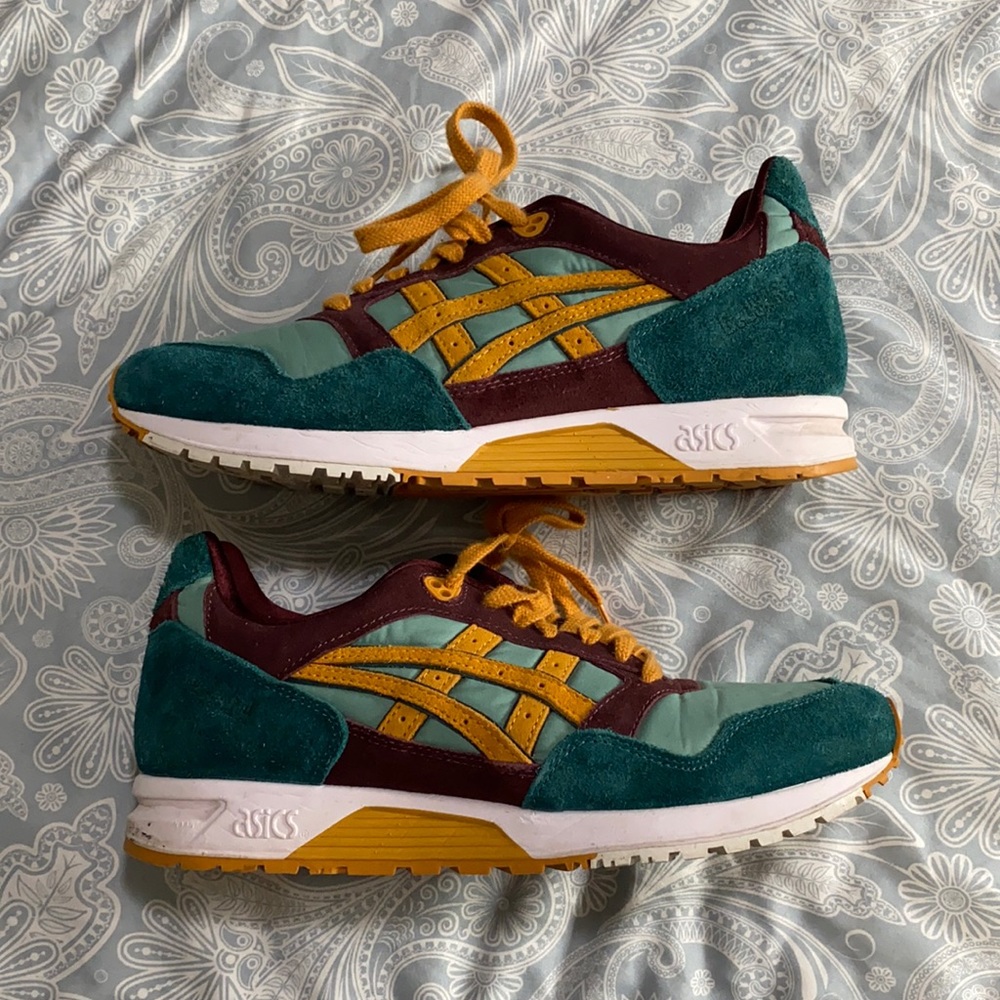 Size 8 ASICS Gel Sagas
